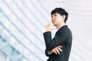 考えるビジネスマン