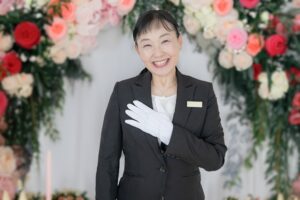 胸手に手を当てる女性